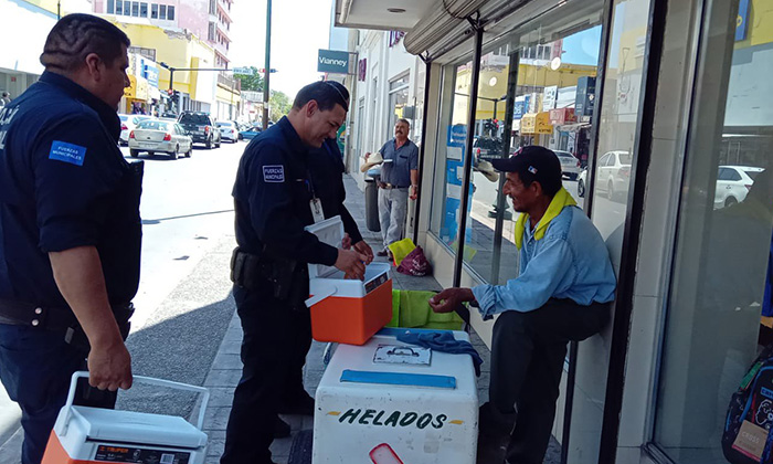 Agentes municipales hidratan a personas vulnerables para prevenir golpes de calor y deshidrataciones