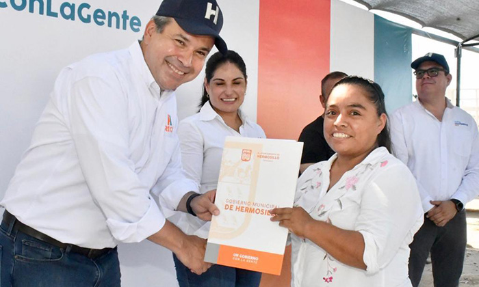 Entrega alcalde 106 títulos de propiedad en el poblado Miguel Alemán