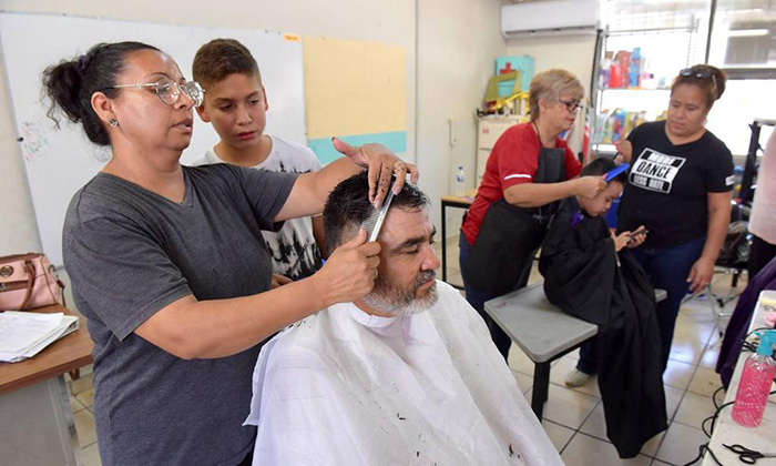 Impulsan autoridades el inicio de una barbería familiar