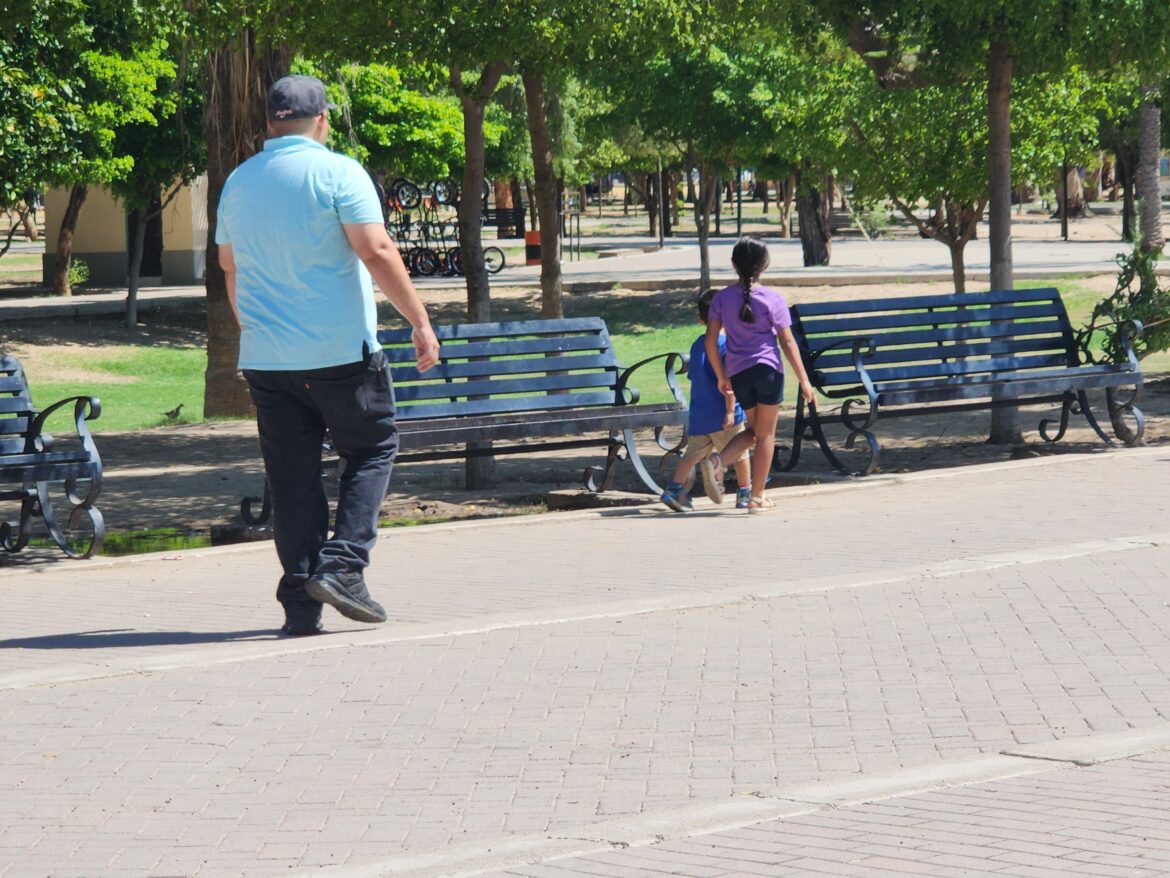 Celebran Día del Abuelo paseando con sus nietos en el Parque Madero