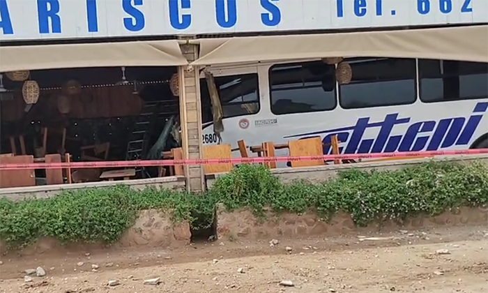 Choca camión contra restaurante en la salida a Bahía Kino