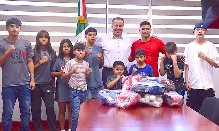 Entrega Toño Astiazarán material deportivo para menores boxeadores