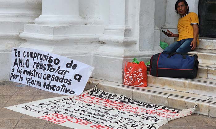 Se manifiesta docente indígena en Palacio de Gobierno