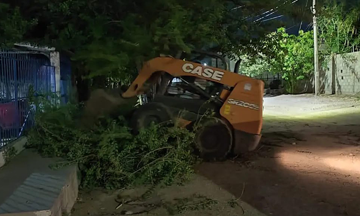 Atienden daños causados por lluvia y vientos