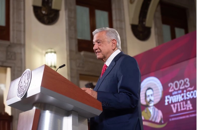 AMLO presume apoyo del SNTE ante polémica por nuevos libros de texto