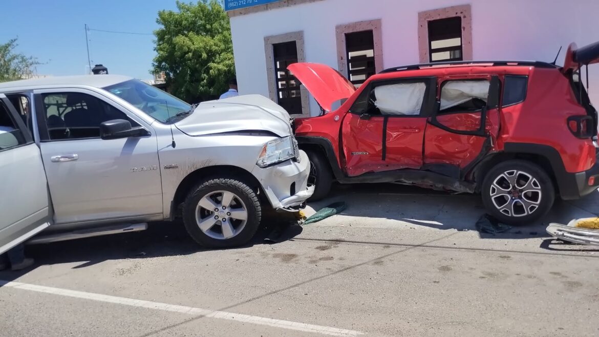 Se impactan dos vehículos en calles de colonia San Benito.