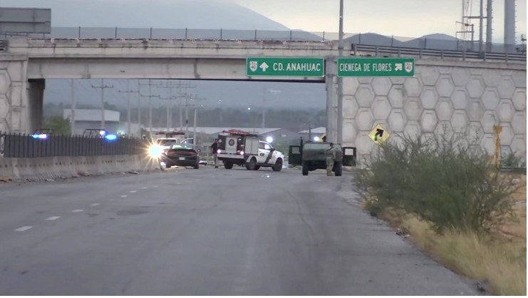 Encuentran 3 cuerpos colgando de puente vehicular en Salinas Victoria