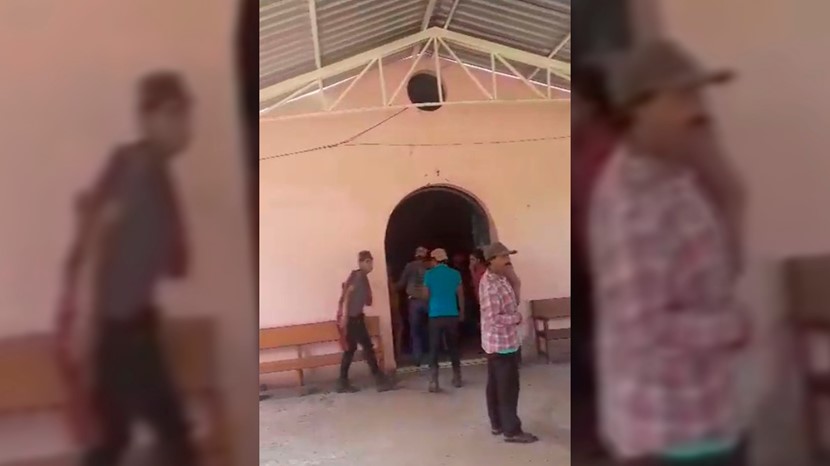 Habitantes de Guerrero se han visto obligados a refugiarse en una iglesia debido a un enfrentamiento armado