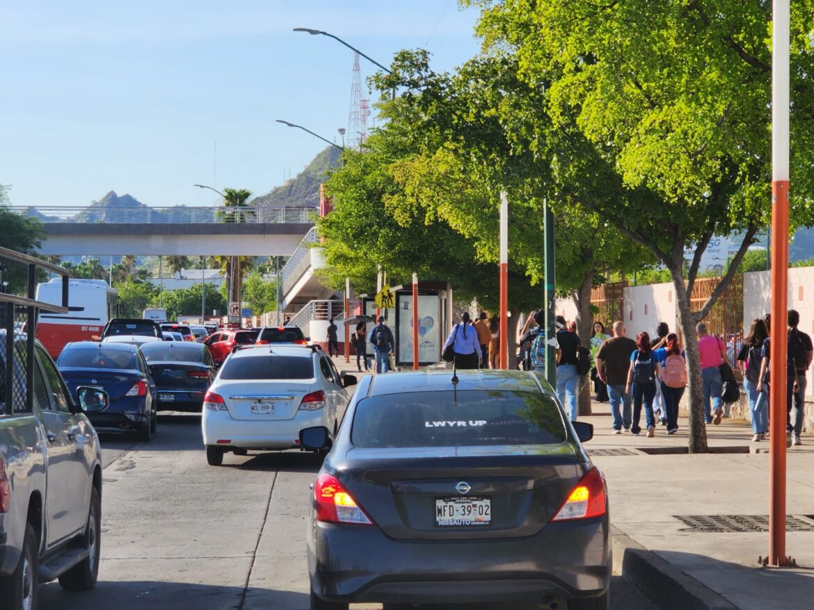 Regresan a clases en la Unison; controlan tráfico para evitar caos viales