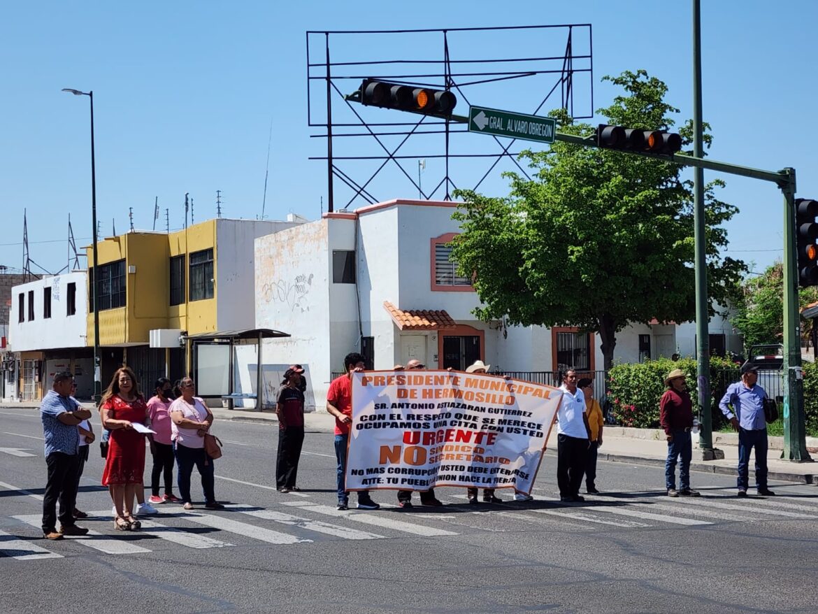 Ejidatarios de la Costa de Hermosillo se manifiestan en bulevar Rosales por desalojo de sus terrenos