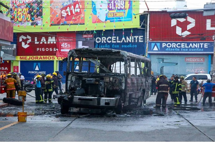 Prenden fuego a autobús de pasajeros en Hidalgo