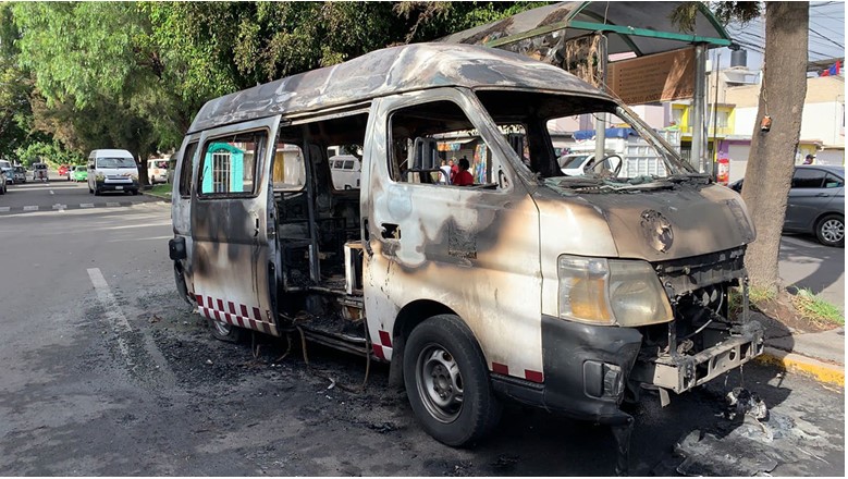 Presuntos extorsionadores han incendiado transporte público en Coacalco.