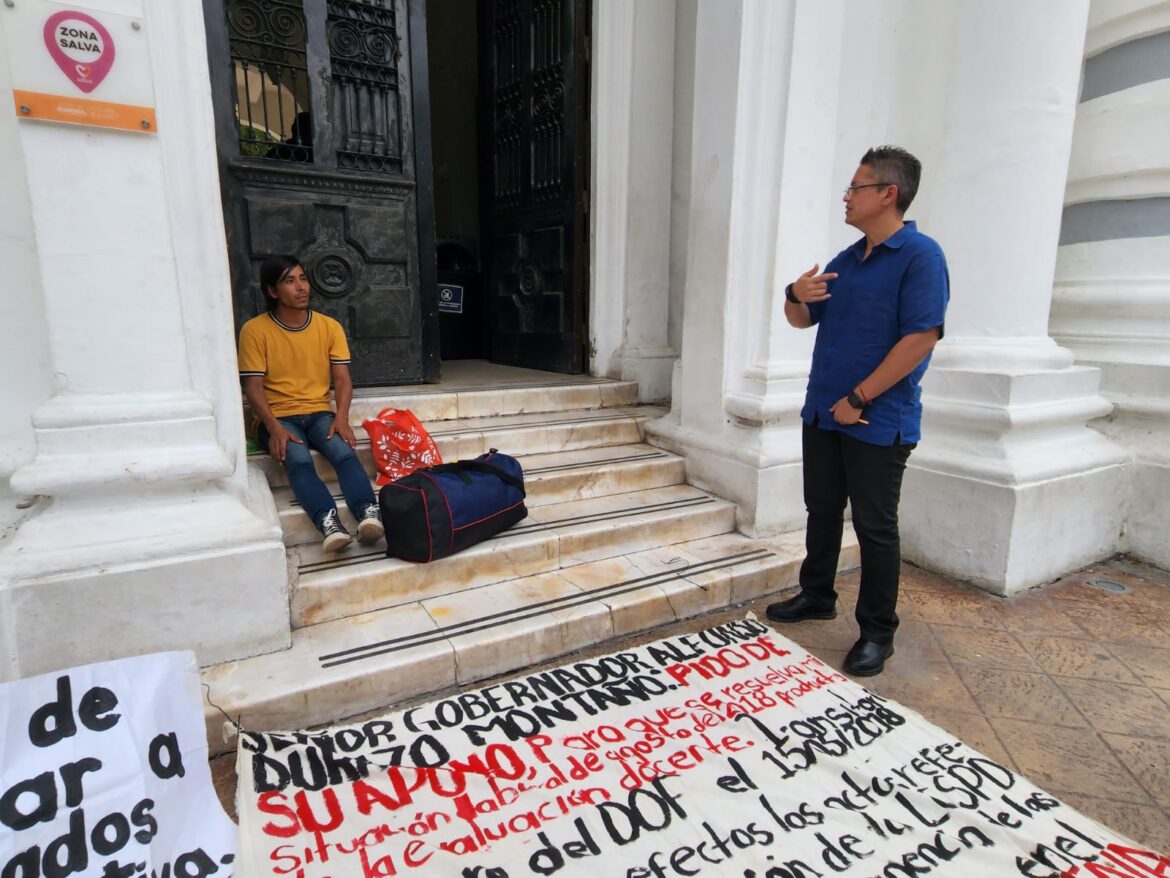 De nueva cuenta se manifiesta docente indígena mayo en Palacio de Gobierno