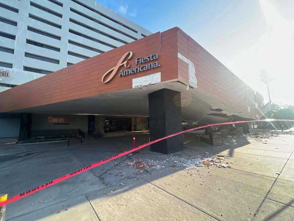 Se desploma fachada del hotel Fiesta Americana