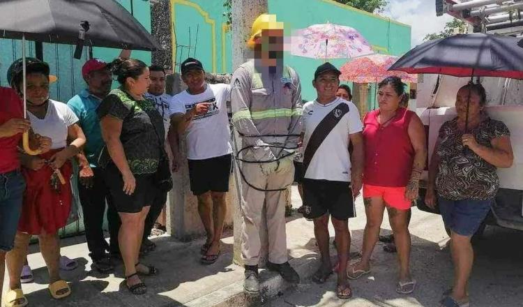 Vecinos de Yucatán amarran a trabajador de la CFE a un poste
