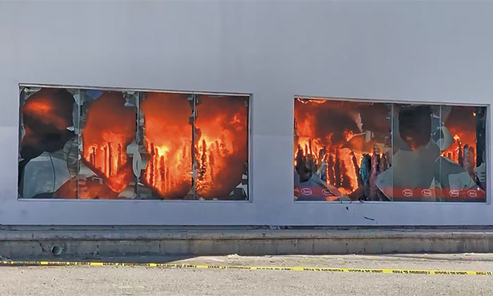 Realizan bomberos titánica labor; Sofocan incendio en plaza comercial Soriana