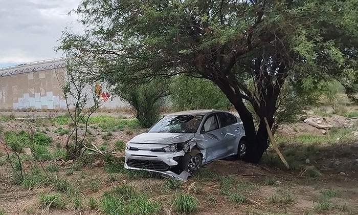 Vuelca auto en distribuidor vial en la salida a Guaymas