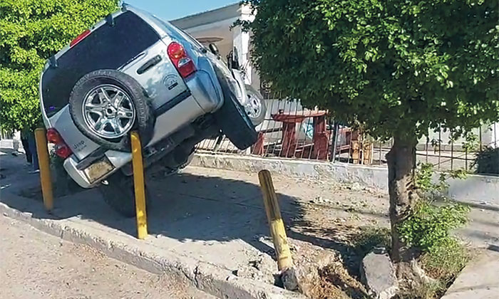 Choca camioneta contra casa en la colonia Olivares