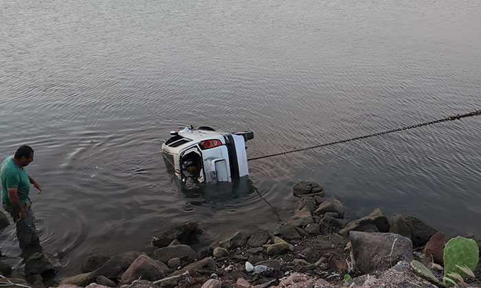 Muere músico al caer con su auto al mar en Guaymas