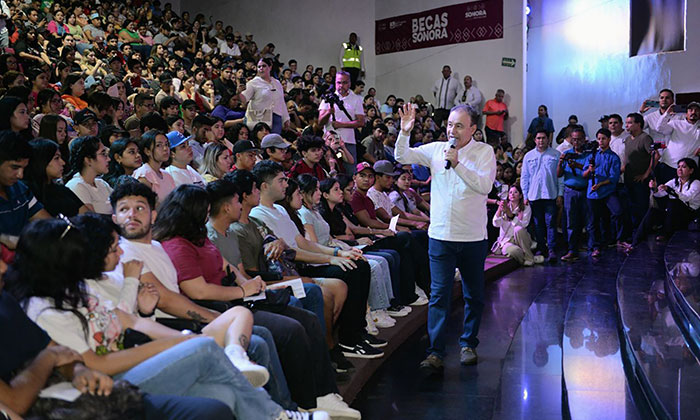 Entrega gobernador becas a jóvenes