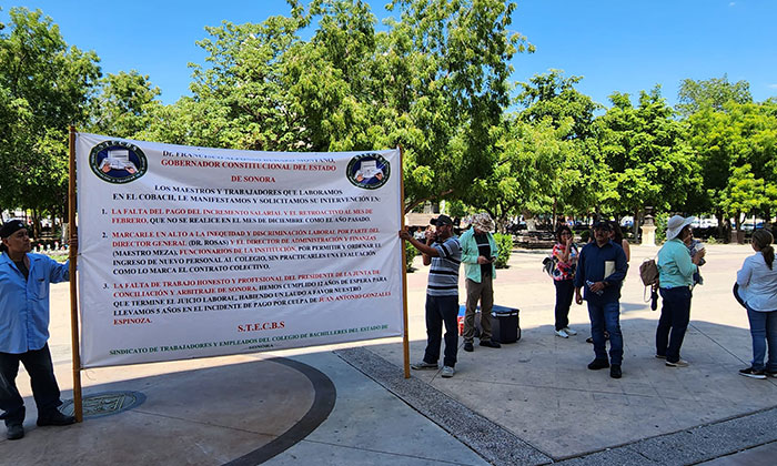 Se manifiestan trabajadores del Cobach frente a Palacio de Gobierno