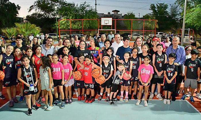 Entrega Toño Astiazarán parque rehabilitado en la colonia Praderas