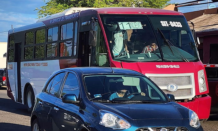 Regreso de preparatorianos agrava problema de camiones