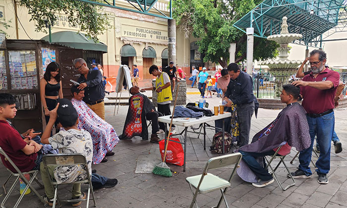 Realizan cortes de cabello gratuitos en el andador del Mercado Municipal