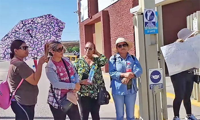 Se manifiestan vecinos en oficinas de la CFE tras una semana sin energía eléctrica