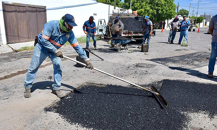 Realiza Cidue intensa jornada de bacheo en la colonia Bachoco