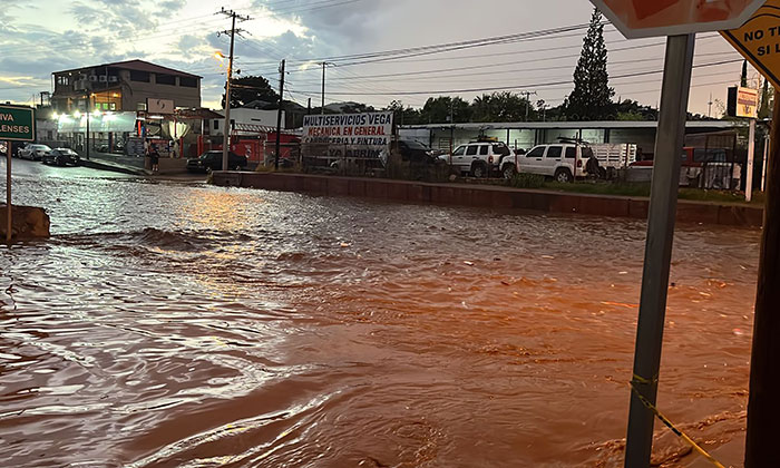 Cierran vialidad por intensa lluvia en Nogales; Autoridades de Protección Civil