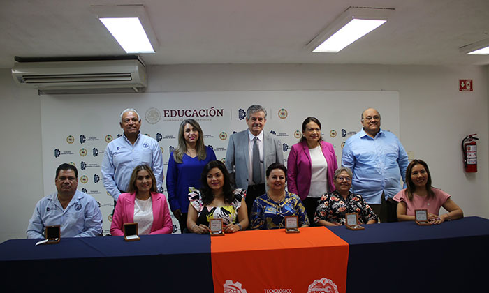 Reconoce ITH a personal con 20 y 30 años de labor; Entregan medalla