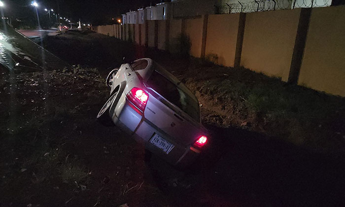 Resultan tres personas heridas al volcarse en Guaymas Norte