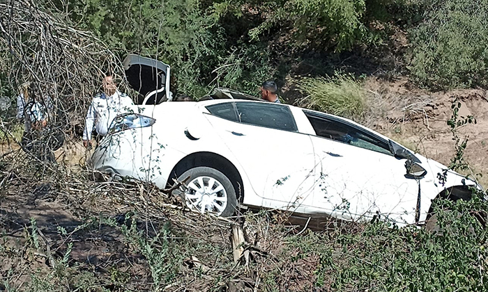 Vuelca auto y sale lesionado en la carretera Ures-Hermosillo