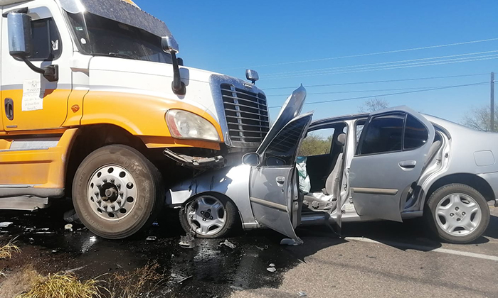 Se incrusta auto en tráiler en la carretera a Bahía de Kino