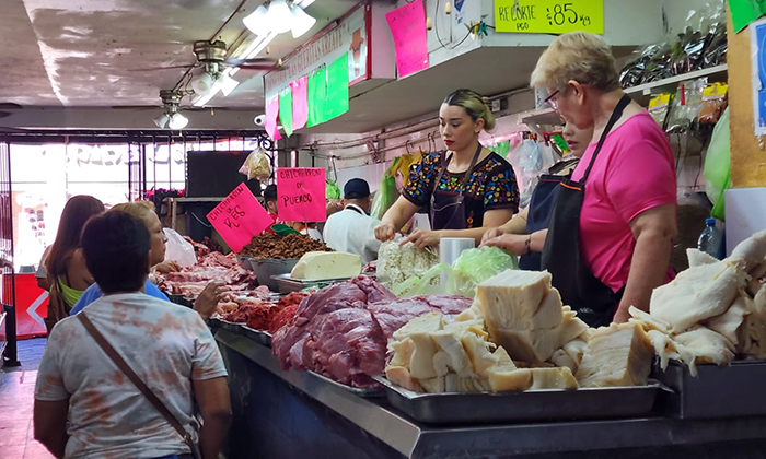 Aumenta venta de carne y menudo por festejos patrios en el Mercado Municipal