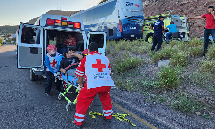 Choca bombera contra camión maquilero