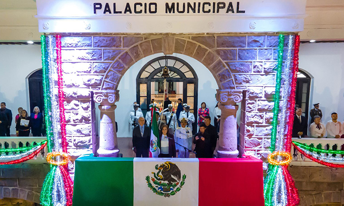 Rinde alcaldesa Karla Córdova tributo a los Héroes de la Independencia en Guaymas