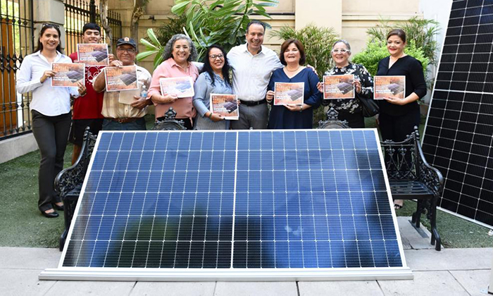 Entrega paneles solares Presidente Municipal Antonio Astiazarán
