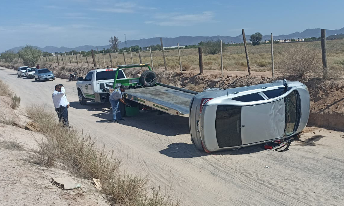 Vuelca automóvil al poniente de Hermosillo