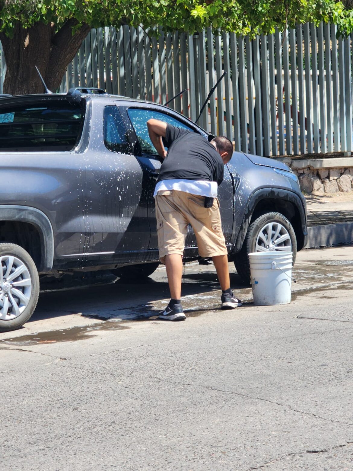 Lavacarros enfrentan las temperaturas para poder comer