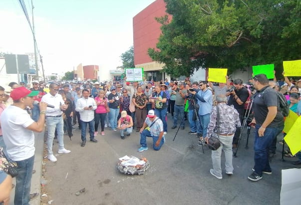 Usuarios queman recibos frente a CFE y marchan al Congreso del Estado