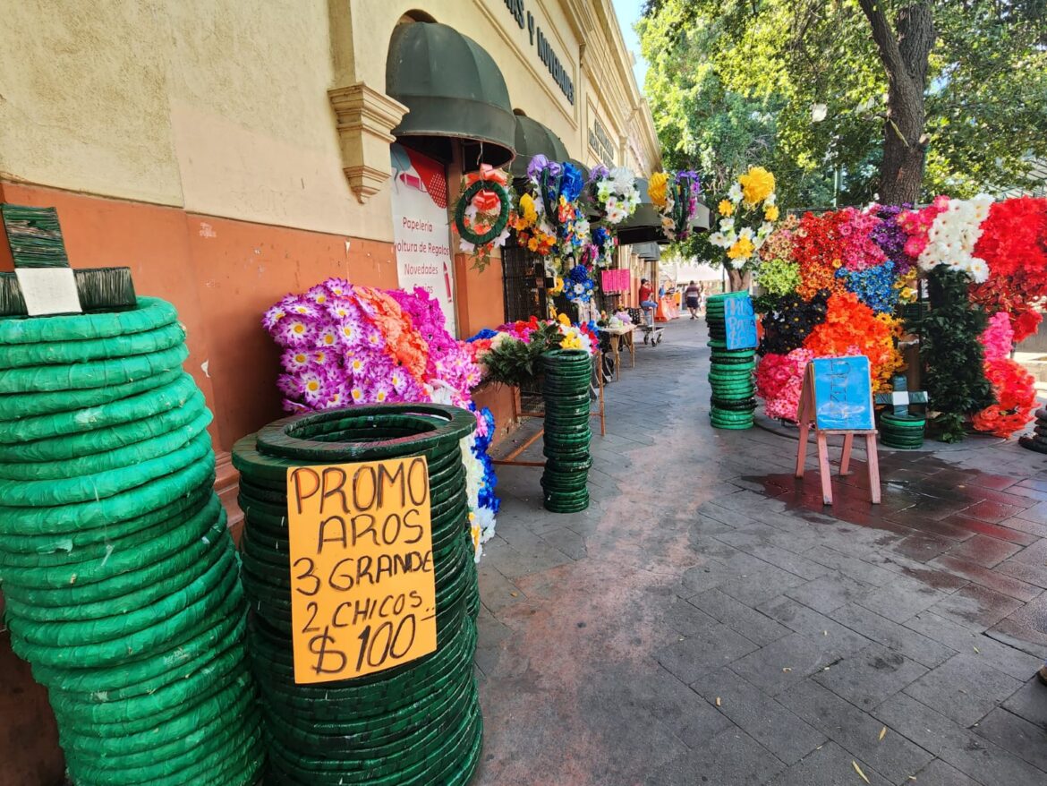 Anticipan venta de coronas en andador del Mercado Municipal