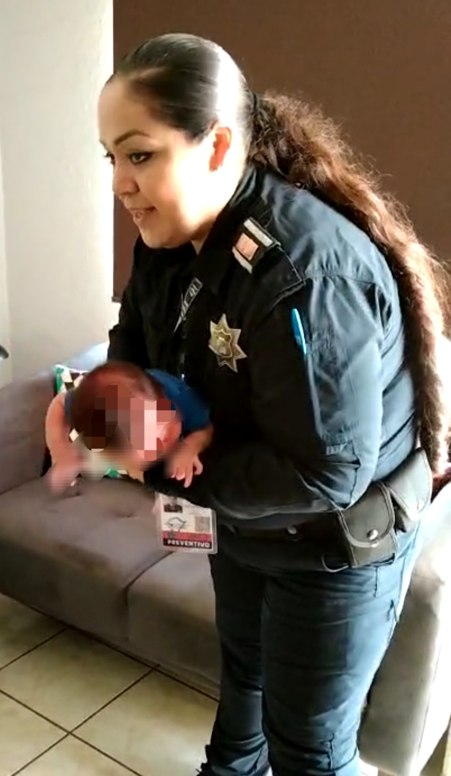Auxilia mujer policía a bebé.