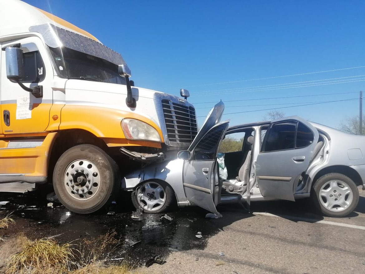 Se mete auto debajo de tráiler; hay tres lesionados