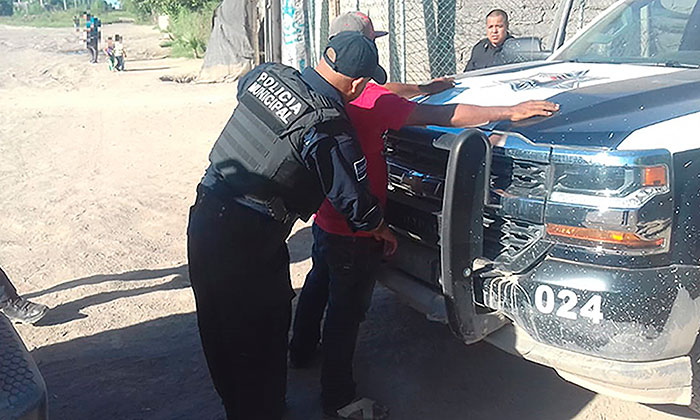 Golpea a su esposa en la colonia Los Arroyos