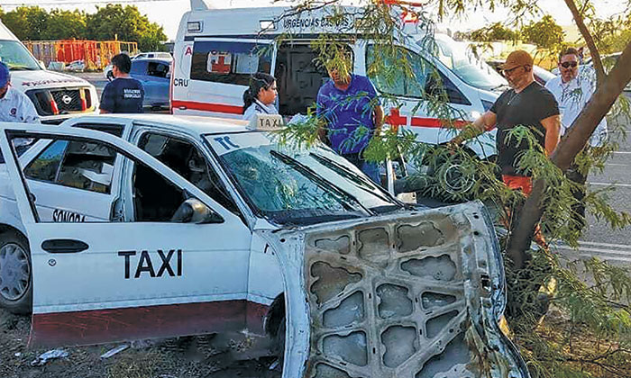 Resulta taxista lesionado en choque contra árbol