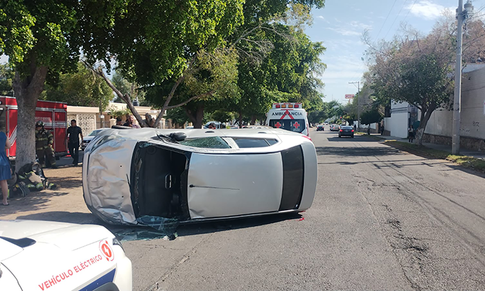 Vuelca auto tras choque en la colonia Periodista