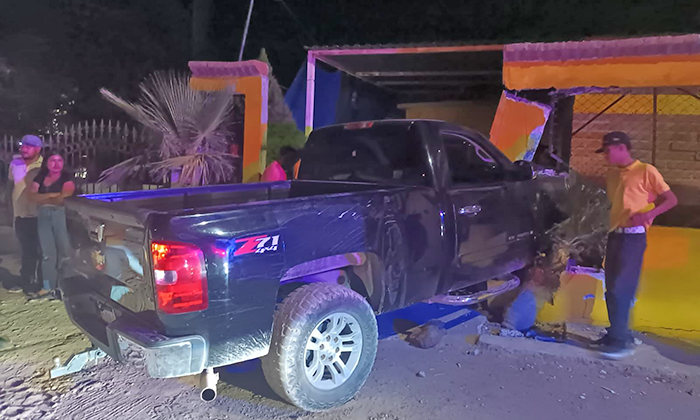 Choca contra casa y huye en la colonia Café Combate