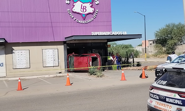 Se mete auto a supermercado en la colonia Villa del Real